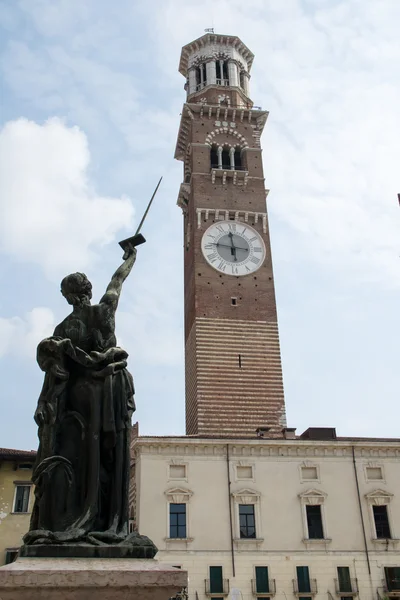 Spravedlnost zvyšuje svůj meč k věži lamberti, verona, Itálie — Stock fotografie