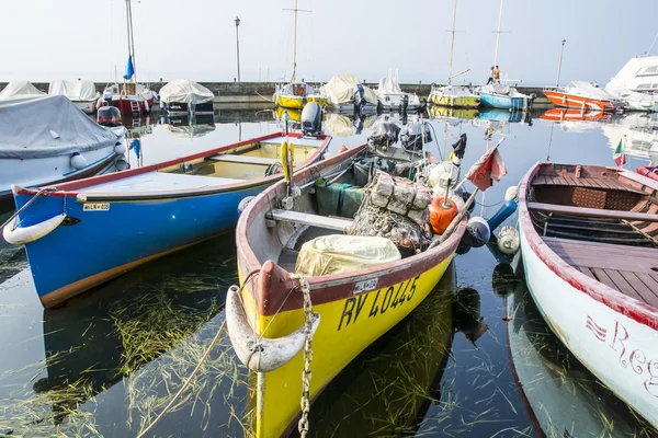 Fargerike fiskebåter – stockfoto