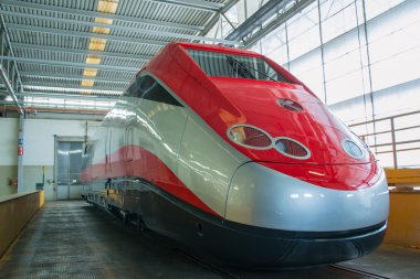 Kırmızı hızlı tren