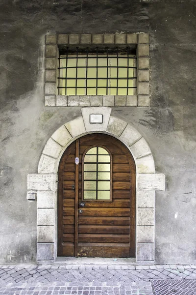 Porta de madeira maciça velha com corrimão — Fotografia de Stock