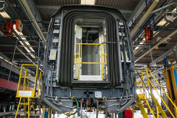 Sollevamento di un vagone ferroviario per la manutenzione — Foto Stock