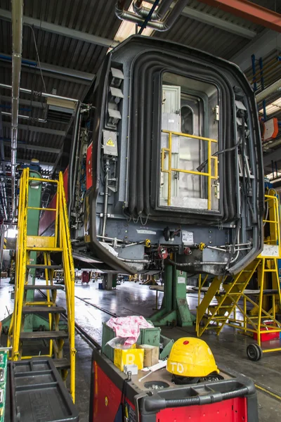 Elevación de un vagón ferroviario para mantenimiento —  Fotos de Stock