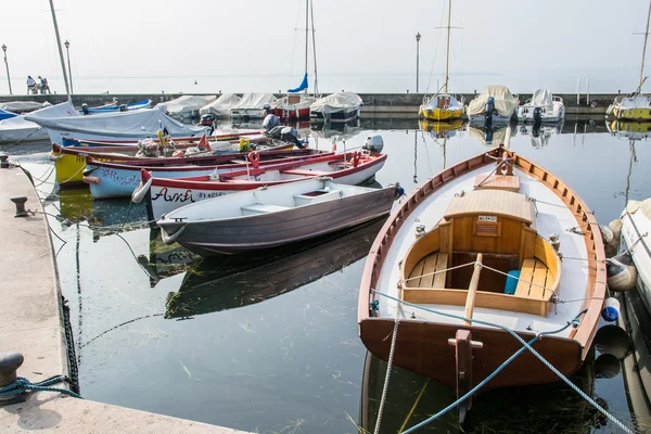 Bateaux de pêche colorés — Photo