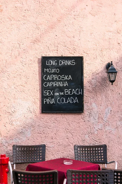 Pizarra colgando en la pared con una lista de bebidas — Foto de Stock