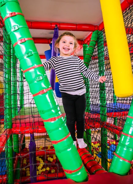 Bambina in sala giochi — Foto Stock