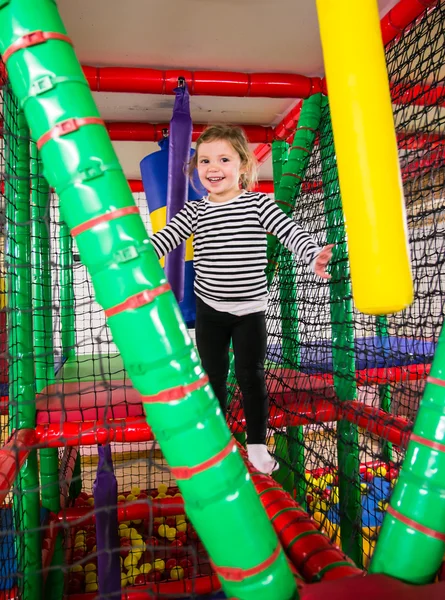 Bambina in sala giochi al coperto — Foto Stock