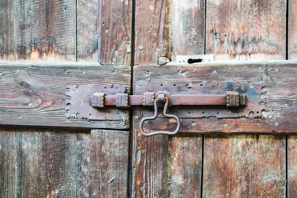 Perno de cierre en la puerta de madera —  Fotos de Stock