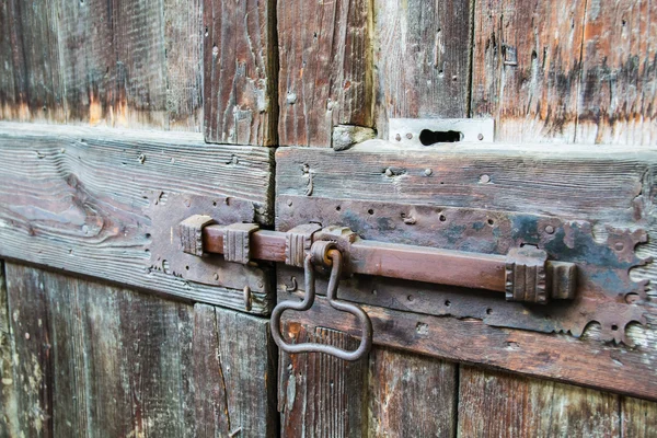 Bullone di chiusura su porta in legno — Foto Stock