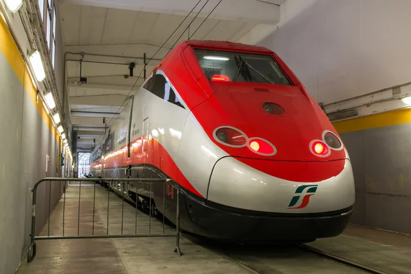 New fast train's ready to exit — Stock Photo, Image