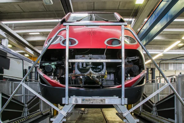 Sollevamento di una locomotiva per manutenzione — Foto Stock