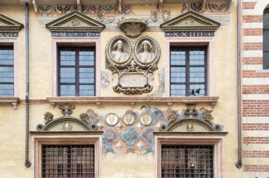 oyma ve boyalı cephe