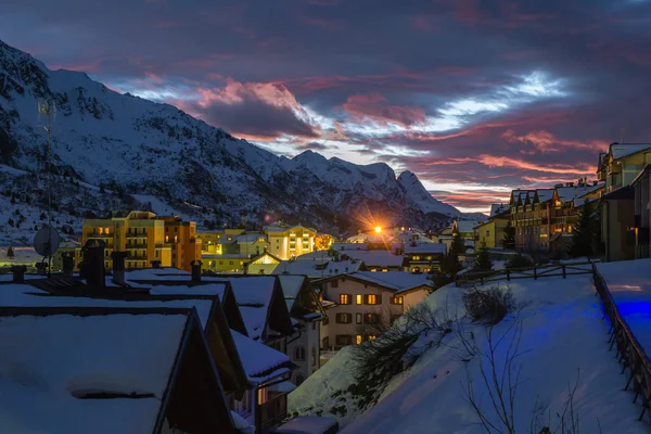 Matahari terbenam di desa alpine pass — Stok Foto