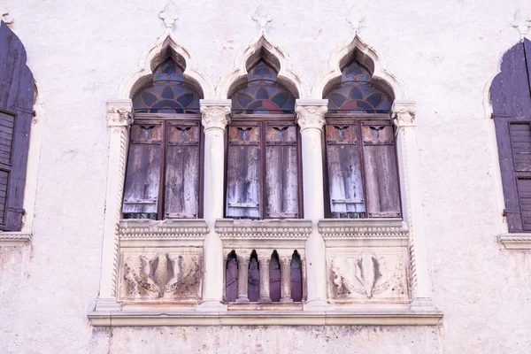 Viejas ventanas en una fachada del palacio medieval en Verona — Foto de Stock