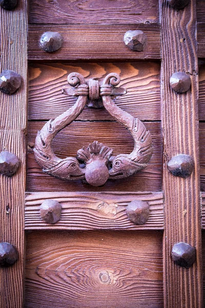 Antika door knocker en medeltida Portal — Stockfoto