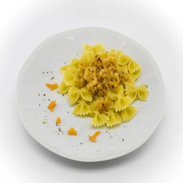 Pasta italiana chiamata farfalle con gamberetti salmone e basilico — Foto Stock