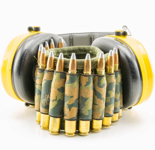 Gul öra skydd och kamouflage ammunition bälte — Stockfoto