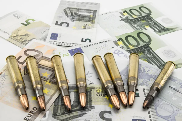 Zusammensetzung mit Kugeln und Euros — Stockfoto