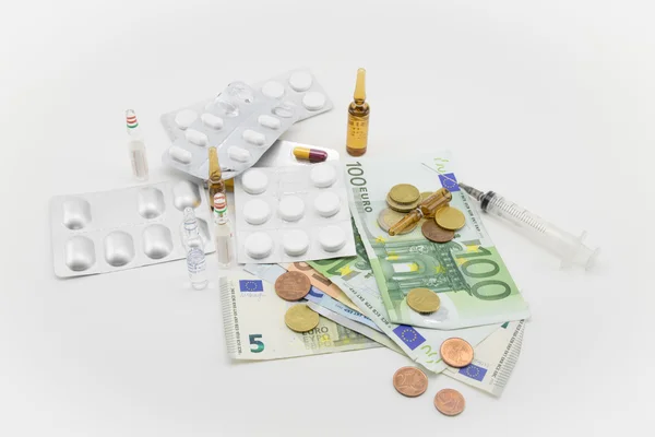 Zusammensetzung mit Geld, Kugeln, Drogen — Stockfoto