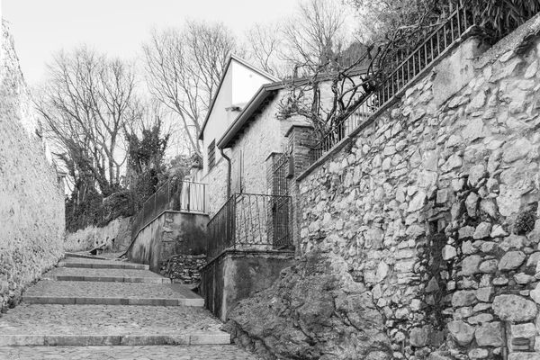 Antiga estrada medieval que leva a partir da aldeia de Soave para th — Fotografia de Stock