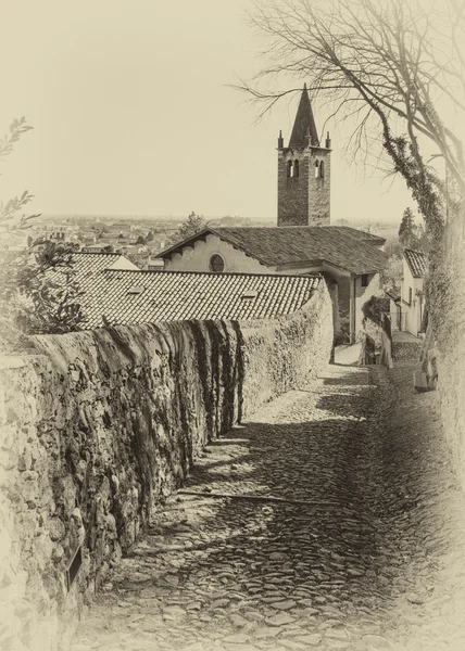 Antiga estrada medieval que leva a partir da aldeia de Soave para th — Fotografia de Stock