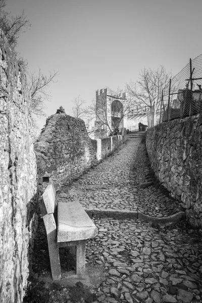 Antigua carretera medieval que conduce desde el pueblo de Soave a th — Foto de Stock