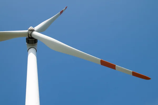 Turbina eólica única — Fotografia de Stock