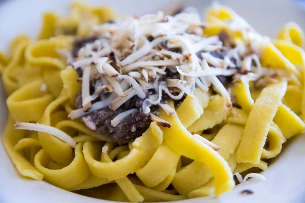 Tagliatelle con radicchio, setas y ricotta ahumada — Foto de Stock