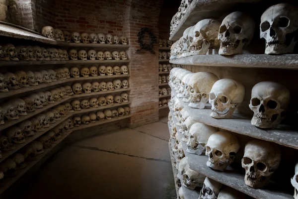 Teschi umani dentro una catacomba dentro una catacomba — Foto Stock