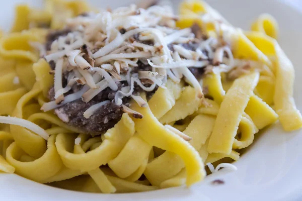 Tagliatelle com radicchio, cogumelos e ricota defumada — Fotografia de Stock