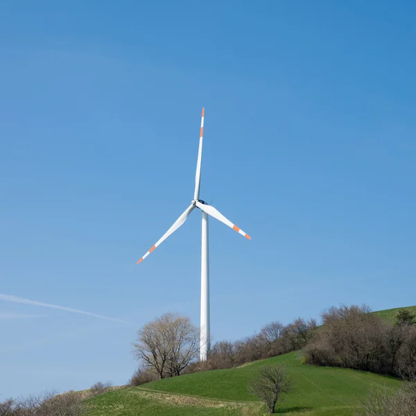 Turbina eólica única — Fotografia de Stock