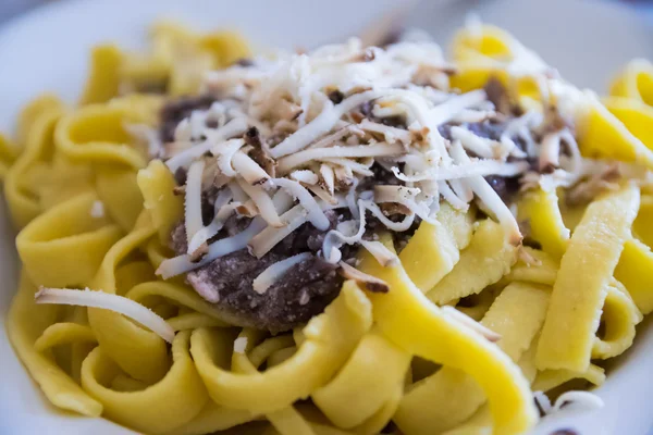 Tagliatelle con radicchio, setas y ricotta ahumada — Foto de Stock