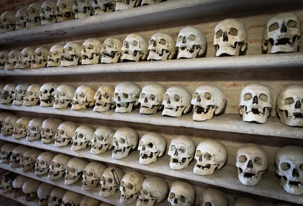 Menselijke schedels in een catacombe binnen een catacombe — Stockfoto