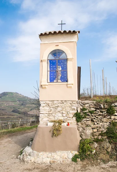 Italský tradiční votivní chrám v krajině vyhrazené t — Stock fotografie