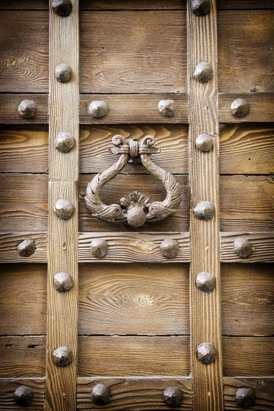Ancient door knocker of a medieval portal — Stock Photo, Image