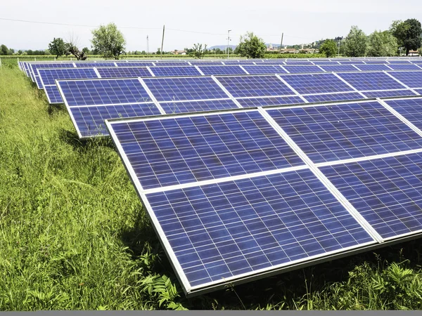 Painéis fotovoltaicos num parque fotovoltaico — Fotografia de Stock