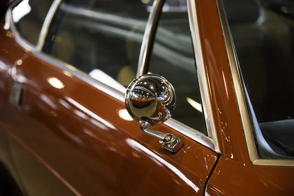 Espelho retrovisor de um carro vermelho — Fotografia de Stock