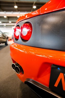egzoz boruları ve arka lambalar turuncu bir spor araba