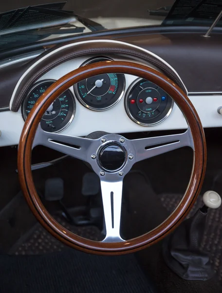 Volant en bois et tableau de bord en cuir d'un vintage classique — Photo