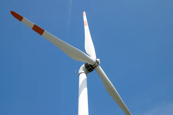 Turbina eólica única — Fotografia de Stock