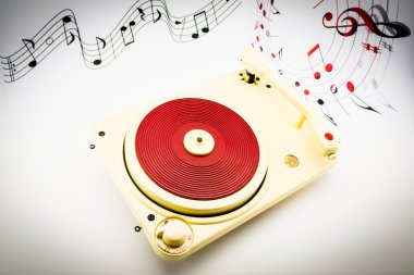 vintage kırmızı pikap ve müzik notaları ile kompozisyon