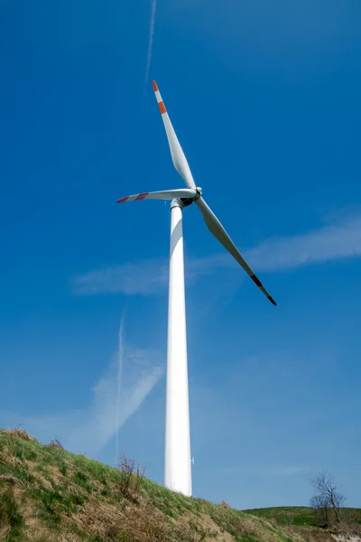 Turbina eólica única — Fotografia de Stock