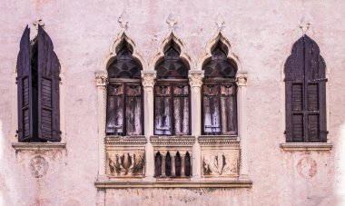 Verona Ortaçağ Sarayı cephesinde eski windows