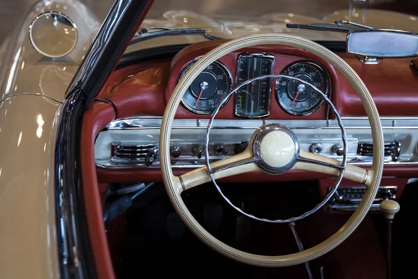 Tableau de bord d'une voiture vintage — Photo