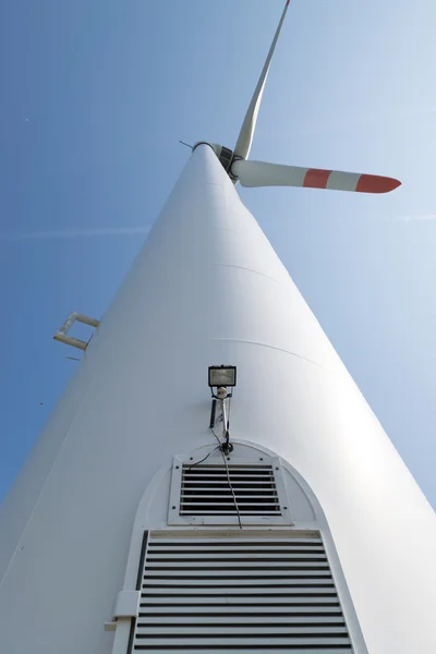 Single wind turbine — Stock Photo, Image