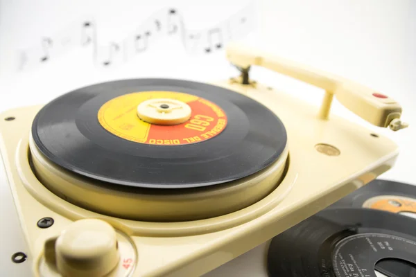 Composición con tocadiscos vintage y discos — Foto de Stock