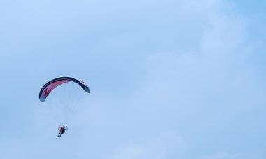 motorlu yamaçparaşütü gökyüzünde uçan
