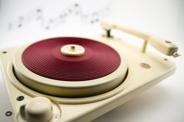 vintage kırmızı pikap ve müzik notaları ile kompozisyon