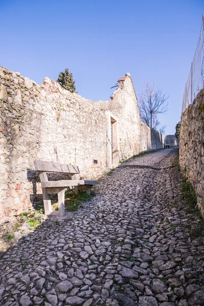 Oude middeleeuwse weg die leidt van het dorp van Soave naar th — Stockfoto