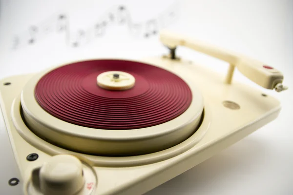 Composición con tocadiscos rojos vintage y notas musicales — Foto de Stock