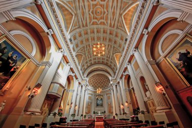 wnętrze starego kościoła z białe kolumny i ozdobny sufit